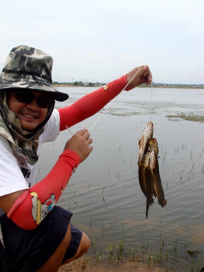 น้าวอนี่...ถือปลาตัวน้อยจัง... :laughing: