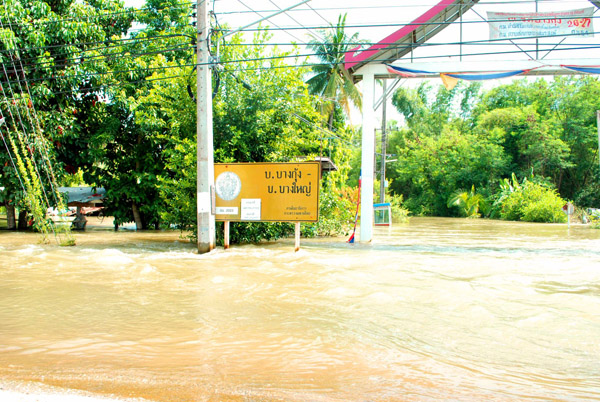 ตรงบริเวณนี้ทางเข้าวัดไม่รู้ว่าหลวงพ่อท่านอยู่กันอย่างไรครับ..............
------------------------