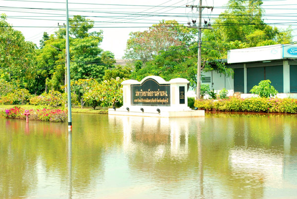 ตรงนี้ทางเข้า ม.รามคำแหงครับ.....
---------------------------------------