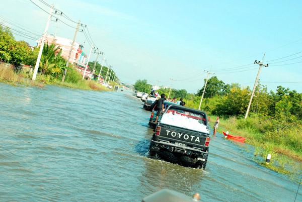 ไปลุยแจกยังจุดอื่นต่อไปครับ........................
---------------------------------------------
