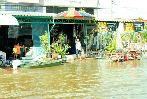 น้าฅนนี้แก่โบกมือขอบคุณพวกเราที่นำสิ่งของไปมอบให้.......................
--------------------------