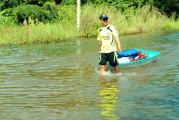 น้าฅนนี้แก่ลากเรือออกมารับสิ่งของครับ.......................
--------------------------------------