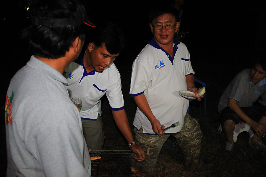 บ้างก็พูดคุยตามบรรยากาศ..... :cheer:

 :cheer: :cheer: :cheer: :cheer: