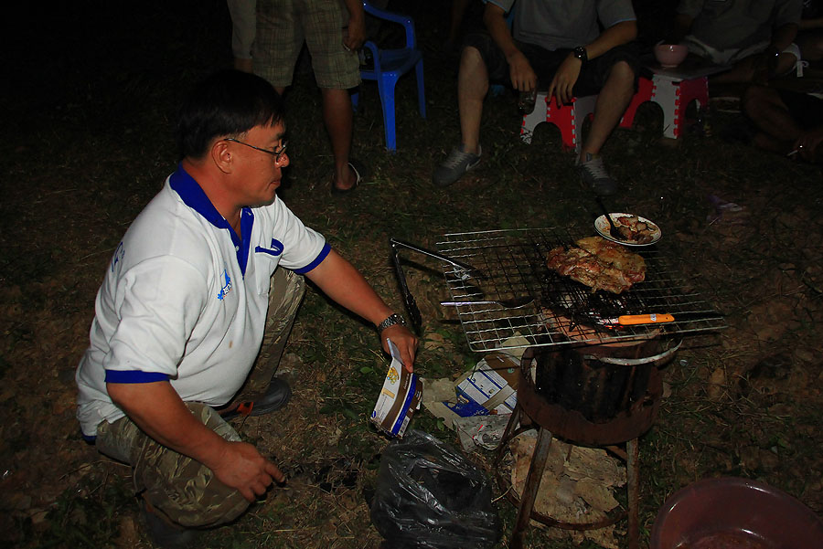 น้าทวียังคงทำหน้าที่ต่อไป ขอบคุณจิงๆครับน้าทวีสำหรับหมูย่างอร่อยๆ........... :umh:

 :cheer: :chee