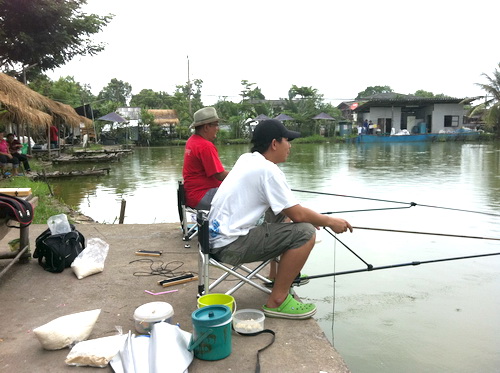 โดนประกบคู่ครับวันนี้จากขวาไปซ้าย พี่เอ็ม กับ พี่เต่า  :laughing: :laughing: :laughing: