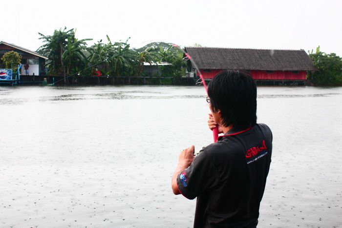 ปลาก็ขยันกิงจัง ไม่มีใครตกแว้ว  อ้อ เหลือตาบร้านี่ ฝนตกยังกล้าเลย  สาบานไรไว้ป่าว  
เวลาไปเกะ
*น้อ