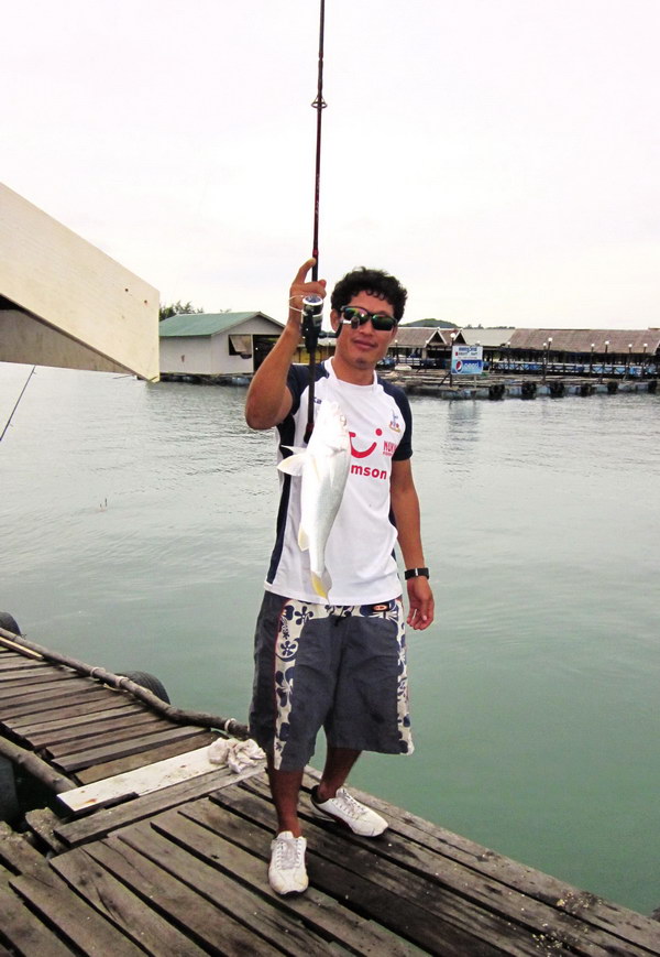 

กะโชว์หล่อเลย...............ได้ปลาตัวนิดเีดียวถึงเอาแว่นมาใส่.......... :laughing: :laughing:...
