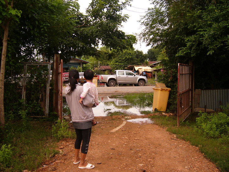 เช้าวันที่ 29 ก.ย น้ำข้ามถนนมาทางข้าง