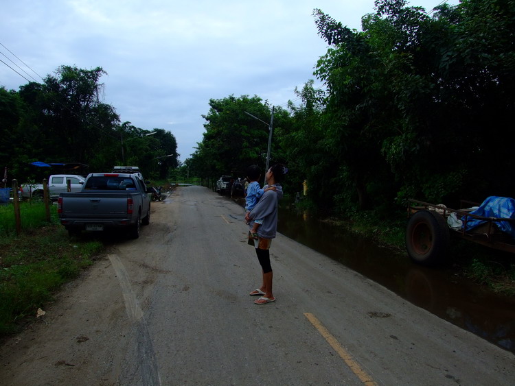 เช้าวันที่ 1 ต.ค ถนนในหมู่บ้านน้ำเริ