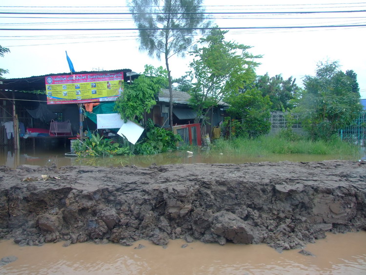 ภาพสุดท้ายที่เก็บใว้ได้ หลังจากวันนั้นผมยังไม่ได้กลับเข้าไปหมู่บ้านอีกเลยเพราะทราบข่าวว่าตรงจุดหน้าท