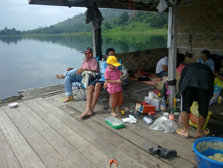 กิจกรรมของสุภาพสตรีด้านหลังก็เริ่มขึ้นเหมือนกัน ดูเหมือนยิ่งนานเสียงด้านหลังก็เริ่มดังขึ้นเรื่อย ๆ ท