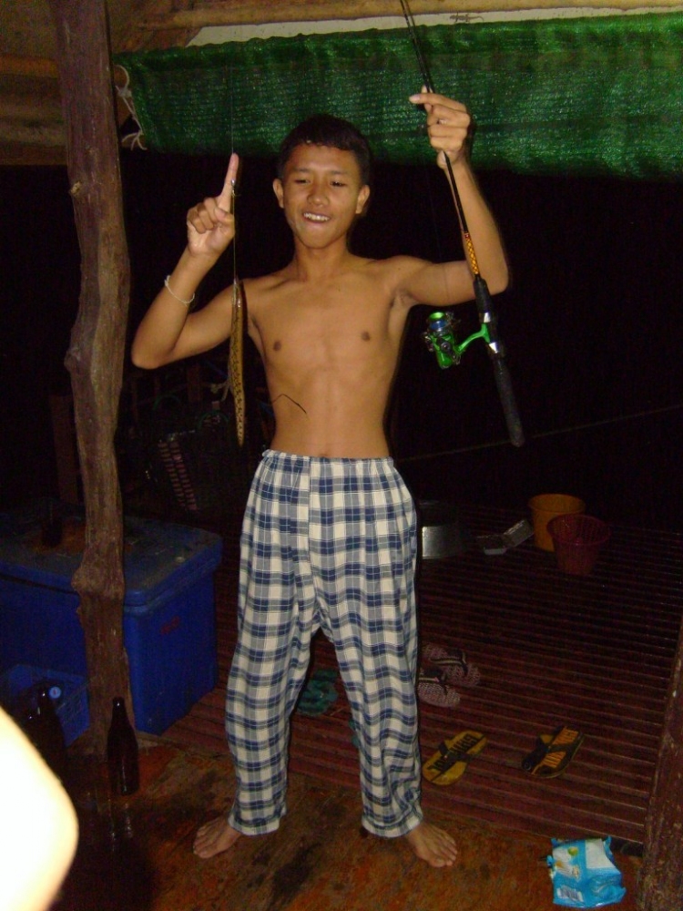 และแล้วก้ขึ้นมาแล้วครับปลาตัวแรกในทริปนี้ไม่ทำให้เพื่อน ๆ ผิดหวัง [แต่ก้ไม่ทำให้พวกมันสมหวังเช่นกัน]