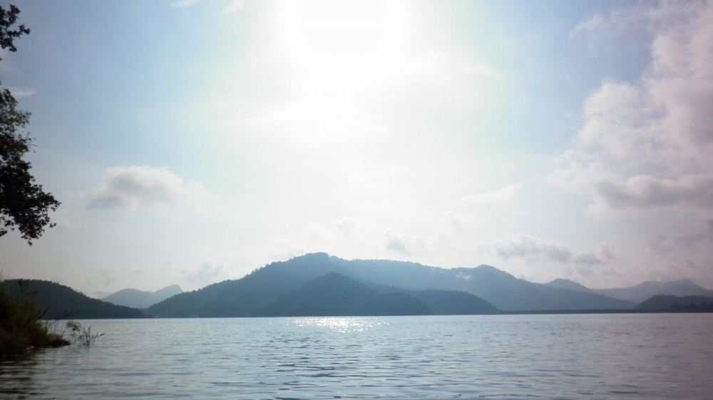 ตรงนี้เลยครับจุดเกิดเหตุ ขึ้นกับปุบปับใหญ่ ๆ ทั้งนั้น
ผมสง Rapala ลงไปเล่นน้ำได้สองไม้ไม่โดนกำลังจะ