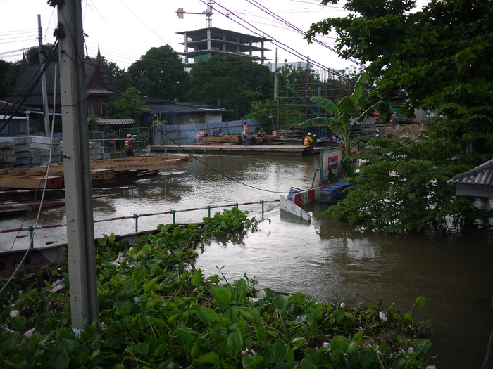 งานก่อสร้างรถไฟฟ้าก็ต้องทำงานกันลำบาก