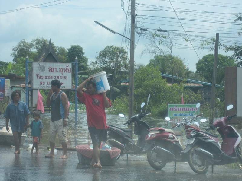 ต่างคนต่างวุ่นวายขนของหนีน้ำกัน