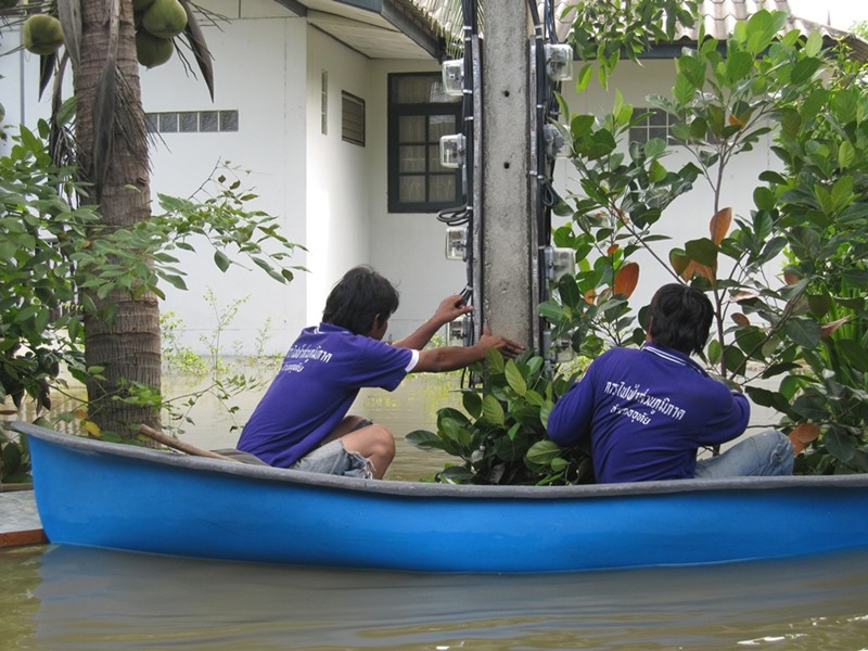 เจอเจ้าหน้าที่ กฟภ.มาย้ายหม้อไฟหนีน้ำ
น่าเห็นใจครับงานเยอะจริงๆ บางทีเข้าไปให้บริการช้าอย่าต่อว่ากั