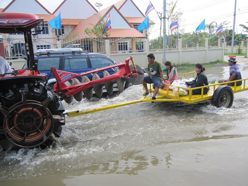 ขึ้นจากเรือกำลังจะกลับออกไปข้างนอกสังเกตน้ำขึ้นมาเรื่อยๆ