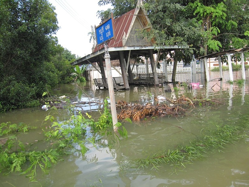 หมู่ 12 ซึ่งเป็นจุดที่ได้รับความเดือนร้อนหนักที่สุดจุดหนึ่ง