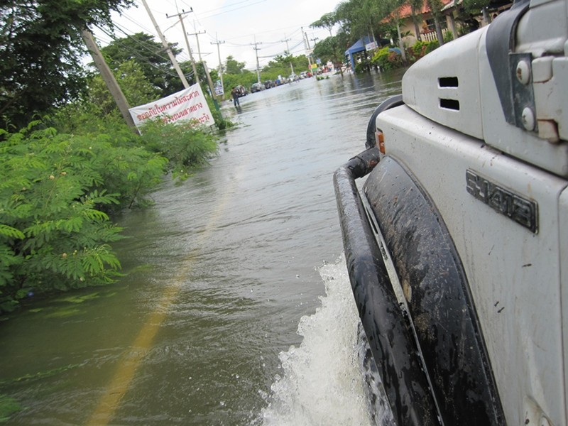 รถที่อยู่ข้างหน้าเป็นรถที่เอามาจอดบนที่สูงเพื่อขนของจากหมู่บ้านทางซ้ายมือออก
แต่ตอนนี้ไม่รู้ว่าจะออ