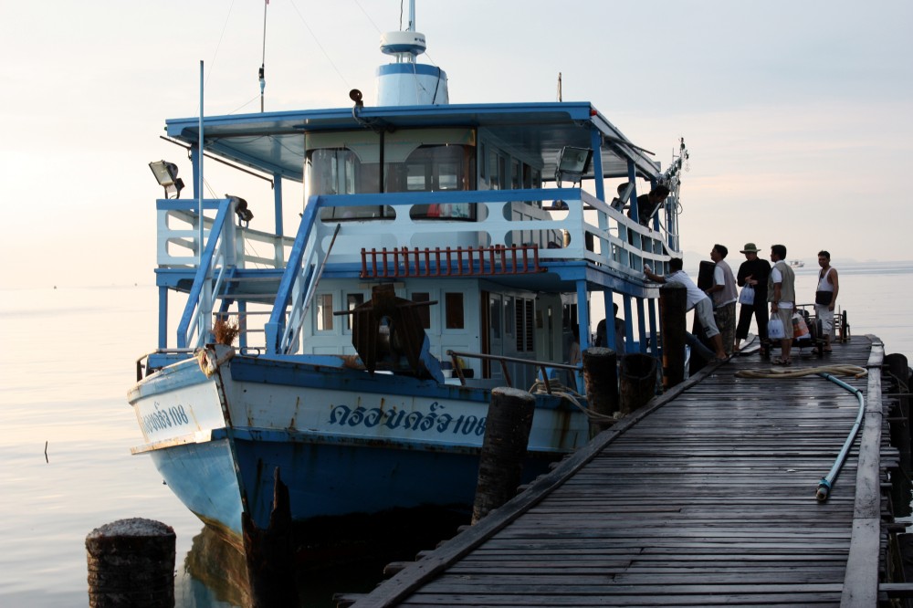 มาถึงกันก็ช่วยกันขนของขึ้นเรือ เห็นเรือลำนี้แล้วมีความรู้สึกสบายใจมากๆเวลาออกตกปลา

เป็นเรือที่ใหญ