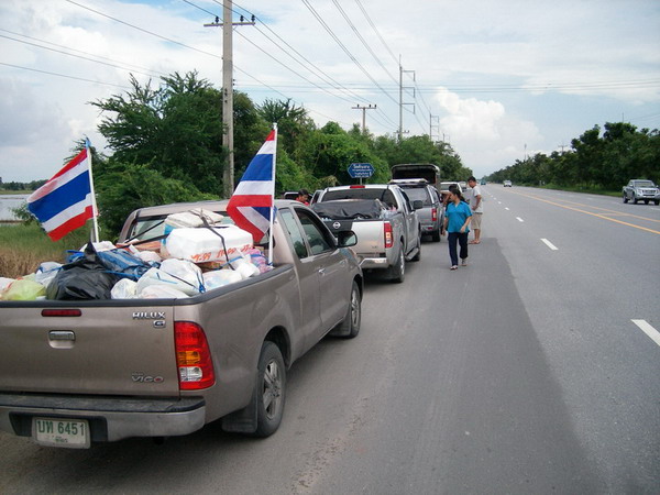 จอดข้างทางรอเข้าขบวนกันก่อน
เพราะขาไปต่างรีบกัน
กลัวรถติด จนค่ำ  แต่เส้นสุพรรณรถวิ่งได้เรื่อยๆ 
จ