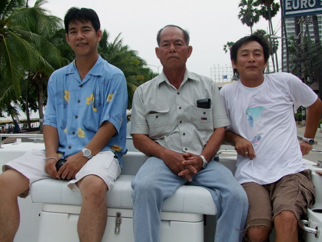 ขอผมบ้างสิคร๊าบนั่งบนเรือกันไปที่แหลมบาลีไฮเลย..55
