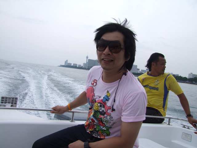 วิ่งมาได้สักพักก็ต้องวกเรือกลับไปรับคุณอาที่เพิ่งตามมาถึงที่ชายหาดอีกรอบ