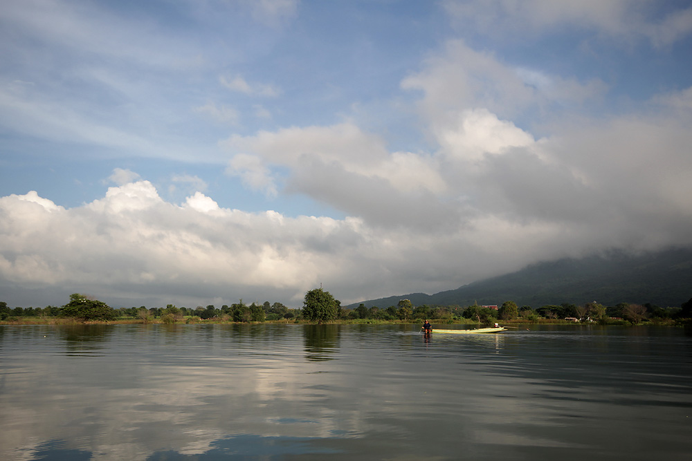 เจ้าของตาข่ายที่ติดใบพัดเรือของเราเมื่อครู่นี้ เข้ามากู้ตาข่ายของตนแล้ว