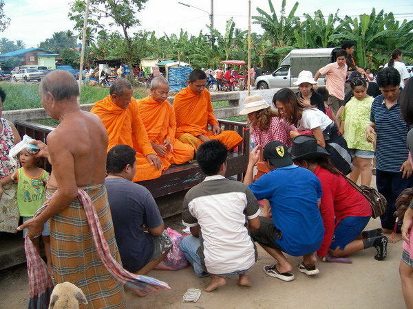 พระ ก็มา  เราก็พร้อมทำบุญ
ชาวบ้านทุกคนต้องช่วยเหลือตัวเอง
อาจทำให้พระต้องลดน้ำหนัก อัตโนมัติ
 :sm