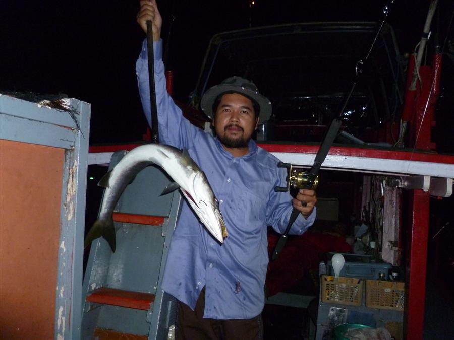 ตัวแรกของคืนนี้ ตกโดยน้าริน       คืนนี้เราเจอฝูงปลาสากโจมตี