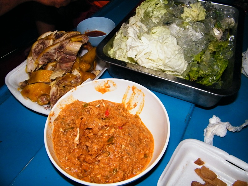มื้อนี้มีของเด็ดก็คือน้ำพริกปลากะป๋อง+ผักสดๆ...ตามด้วยไก่ต้มน้ำปลา....หอยจุ๊บๆ จัดโดยน้าเกียรติ์..แก