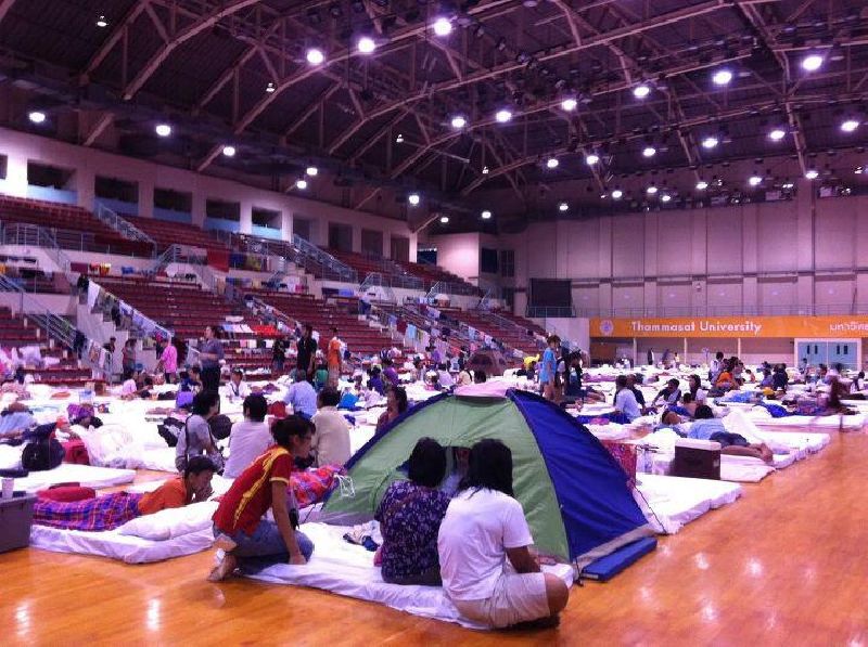 บรรยากาศภายในศูนย์พักพิงผู้ประสบภัยน้ำท่วม อาคารยิมเซียม 2 ม.ธรรมศาสตร์ รังสิต

ขณะนี้มีผู้ประสบภั