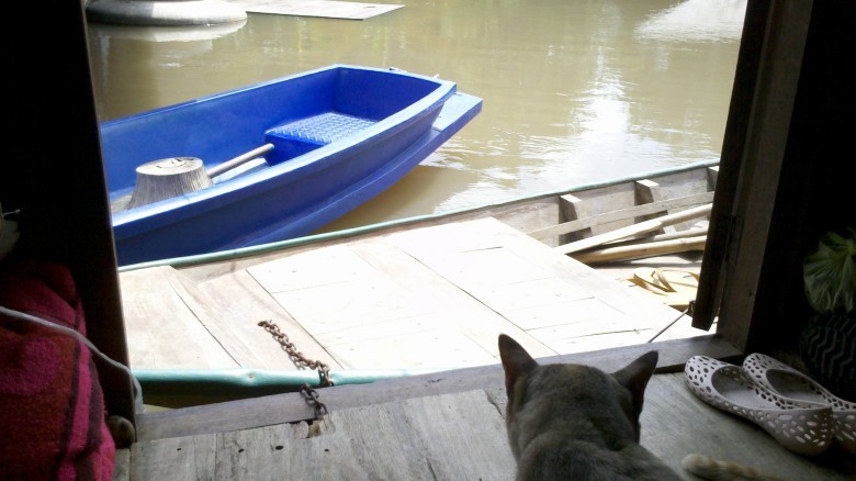 เรือจอดตรงหน้าต่างชั้นสองพอดีเลย ต้องต่อร้านขึ้นไปนอนบนหน้าต่าง