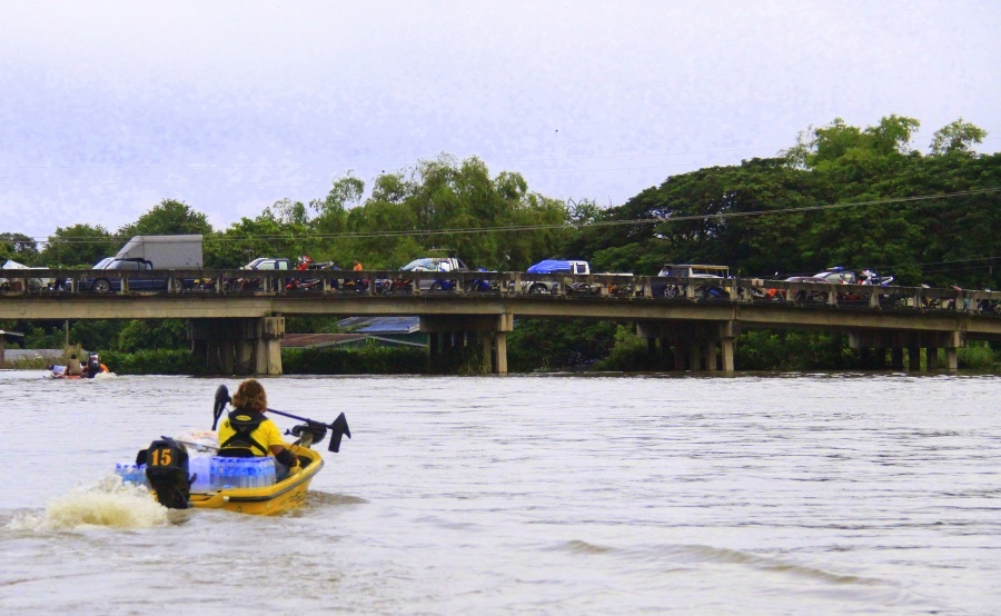 สะพานอาจเป็นที่จอดรถได้ชั่วคราวในตอนนี้  "ขอให้น้ำลดไว้ๆ"