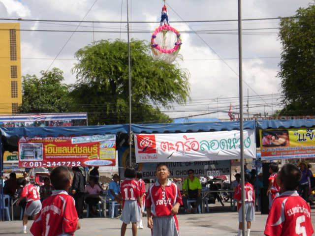 ตระกร้อ ลอดห่วง รุ่นเล็ก ครับ