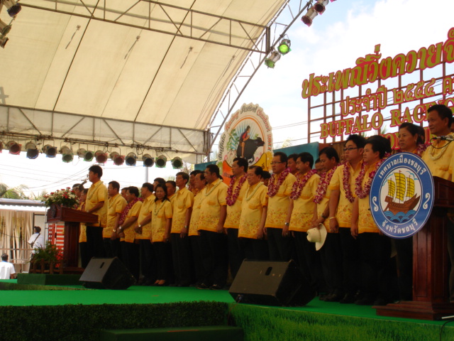 ไปดู พิธีการเปิดงาน โดยท่านผู้ว่า เมืองชลครับ
