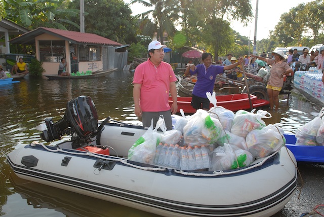 เรือยาง บรรทุกไปได้แค่ 20 ชุดเองครับ    ต้องการเรือมาช่วยอีกเยอะ