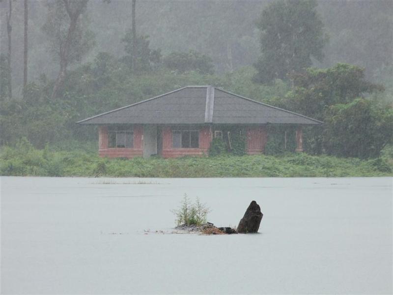 ฝนก็ตกทำไงดีวะพวกเรา  :sad: :cry: