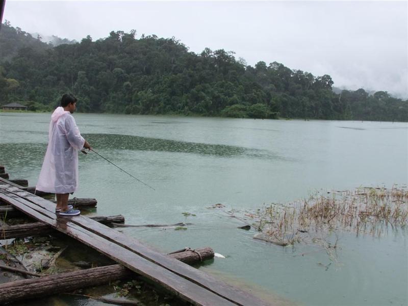 พอมึนๆคันไม่คันมือเต็มที ฝนก็ไม่ยอมหยุดตีกันหน้าแพนี้ก่อนละกัน :laughing: