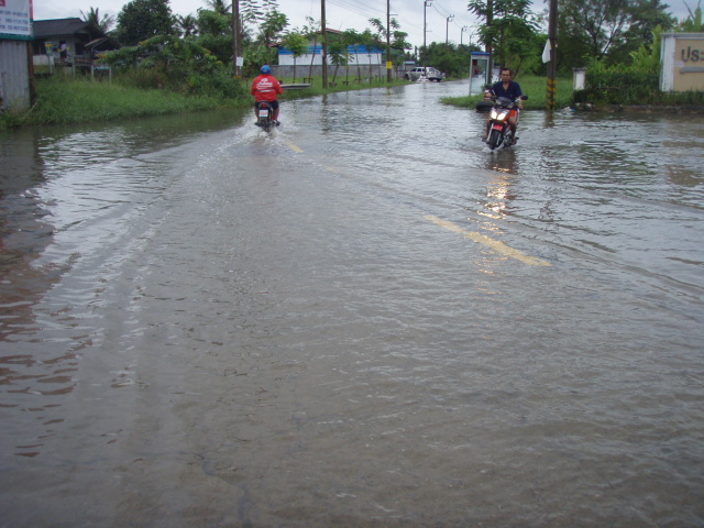 นี่ระดับน้ำ ที่ตื้นที่สุด ในย่านนี้คับ ....ล่าสุด มอไซ วิ่ง แทบไม่ได้