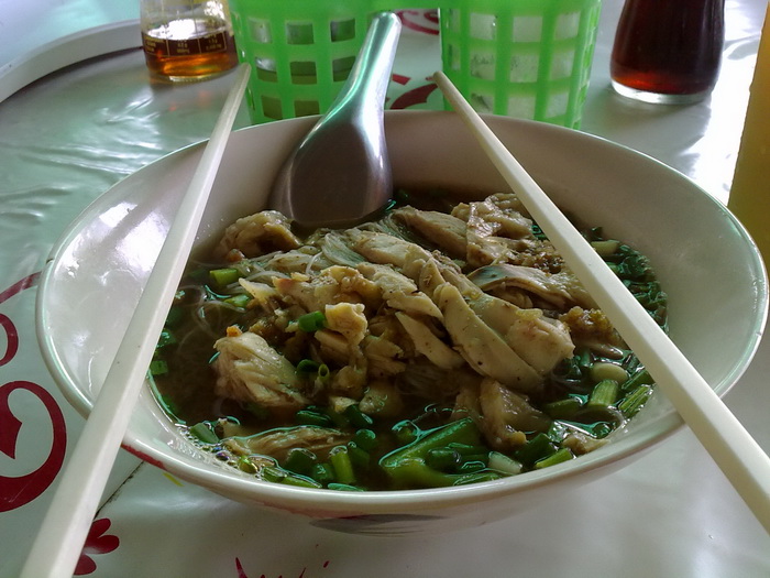 แกบอกมีร้านก๋วยเตี๋ยวไก่ อร่อยๆ เด๋วพาไปกิน  :smile:

ไปถึงก้อมองดูในร้าน  ถึงบางอ้อ เลยครับ  ลูกแ