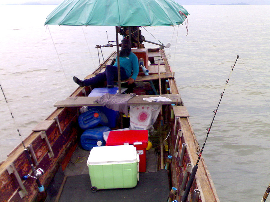    ถึงหมายจอดเรือ ไต๋แป๊ง ก็นั่งรีแล๊กซ์แบบสบายๆ แต่.. สายตาคอยมองที่ปลายคันเบ็ดอยู่ตลอด  :smile: