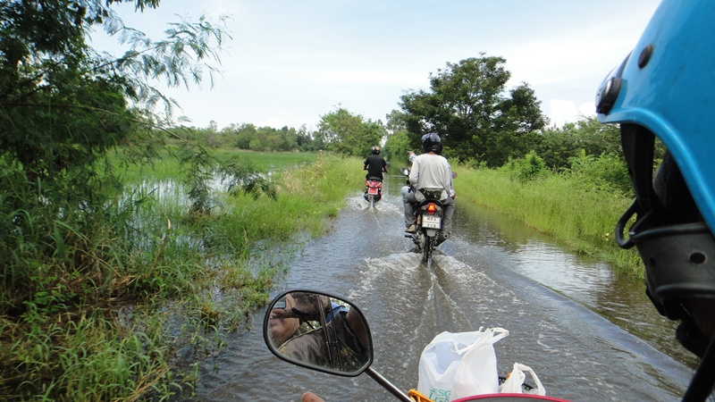 

     เริ่มมีน้ำท่วมถนนบ้างแล้ว :ohh: :ohh: :ohh: :ohh: :ohh: