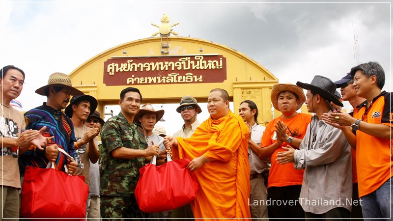 ส่งมอบของที่มาสบทบ แล้วชักภาพกันสักหน่อย  :grin:
