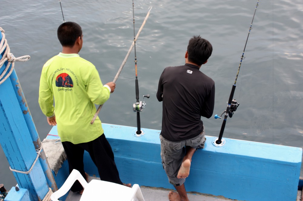 [center][b]สายลอยท้ายเรือ  กัปตันจัดให้คับ[/b][/center]