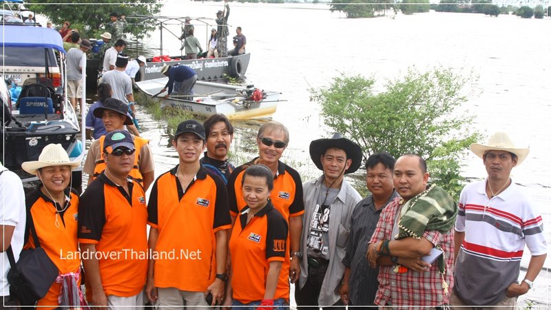 คราวนี้ก้อช่วยกันขนของขึ้นเรือกันครับ 
