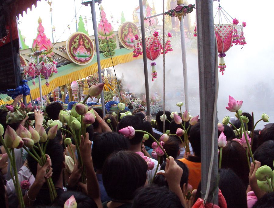 เมื่อเรือหลวงพ่อโตกำลังจะผ่านมาทุกๆคนก็เตรียมตัว........ :laughing:
