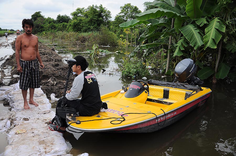 เอาเรือลงได้และ งานนี้หอบเลยคร๊าบ ยิ่งนึกถึงตอนเอาเรือขึ้นด้วยน่ะ ไม่อยากจะบอกว่า....เหนื่อยคอดๆ :gr