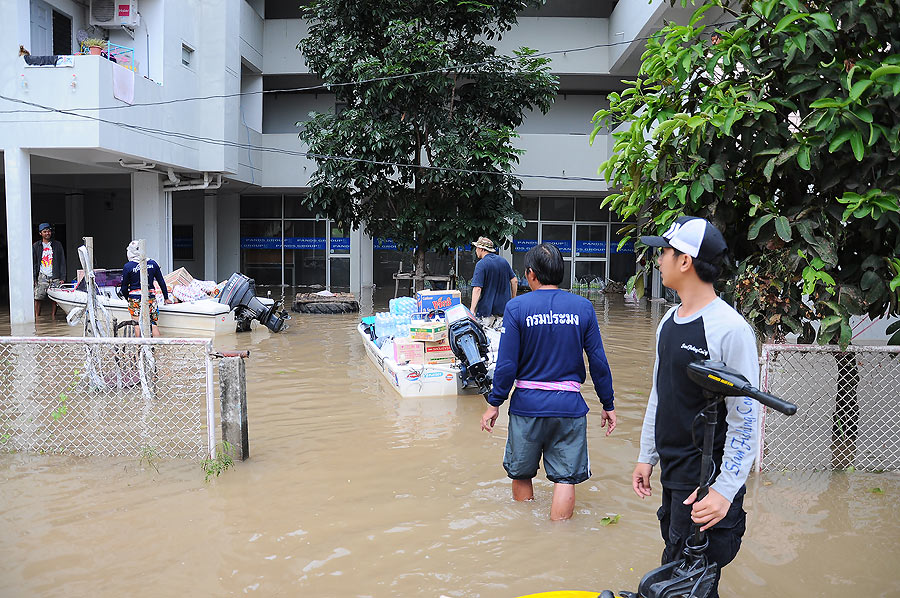 ขับเรือมาด้านในเพื่อนำของที่ยังไม่ได้บรรจุมาบรรจุลงถุงยังชีพ ใช้อาคารที่พักของโรงงานเป็นที่บรรจุ :gr