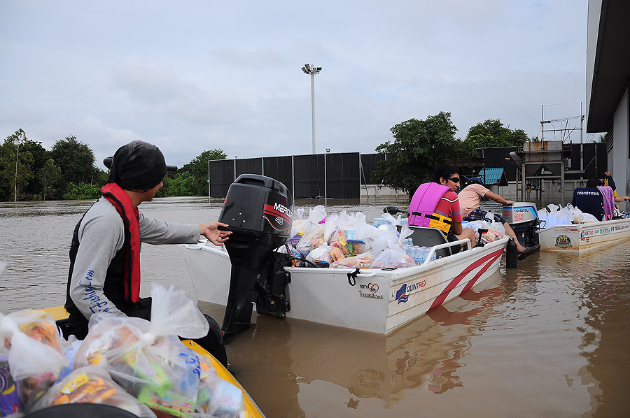 ขนลงเรือเรียบร้อยออกมาแสตนบายรอให้คนนำทางชี้จุดให้เข้าไปแจกของ :grin: :grin: